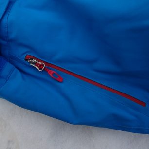 Detail kapsy kalhot HANNAH Park s voděodolným zipem.