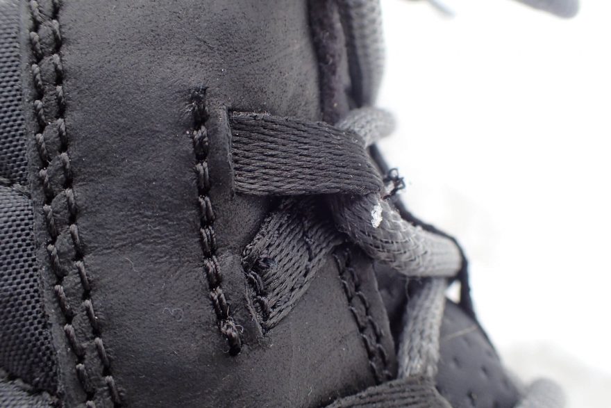 Detail šití textilních poutek u bot KEEN Hoodoo III Lace Up W.