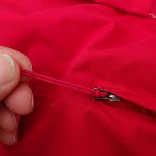 Dlouhé táhlo zipu ventilace u bundy HANNAH Goetz.