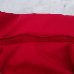 Fixace kapuce bundy HANNAH Goetz k límci pomocí zipu.