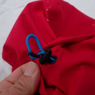 Regulace kapuce bundy HANNAH Goetz.