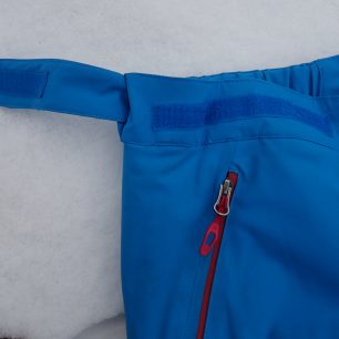 Regulace obvodu pasu na kalhotech HANNAH Park.