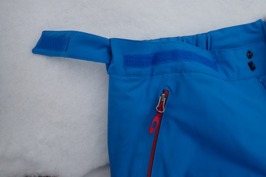 Regulace obvodu pasu na kalhotech HANNAH Park.