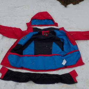 Rozložená bunda HANNAH Goetz z odepnutou kapucí a sněhovým límcem.