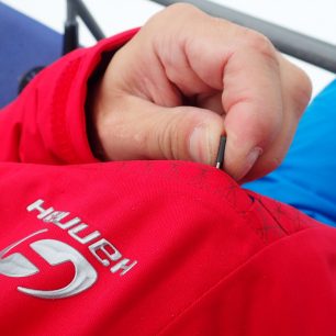 Táhla zipů u kapes na bundě HANNAH Goetz jsou malá a v rukavicích těžko uchopitelná.