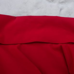 Takto lze fixaci kapuce schovat do límce bundy HANNAH Goetz.