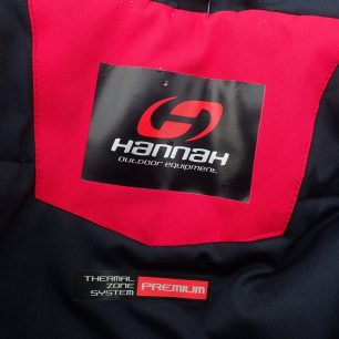 Veliké logo za krkem uvnitř bundy HANNAH Goetz.