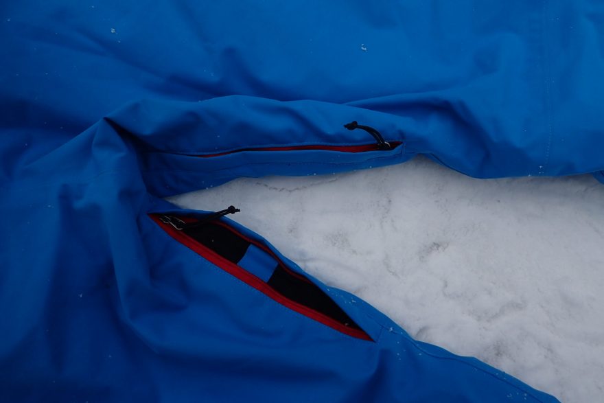 Ventilace na vnitřní straně stehen u kalhot HANNAH Park.