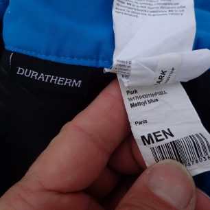 Visačky na kalhotech HANNAH Park a izolační materiál DURATHERM.