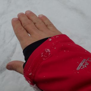 Vnitřní elastická manžeta v rukávu bundy HANNAH Goetz udržuje ještě více tepelný komfort.