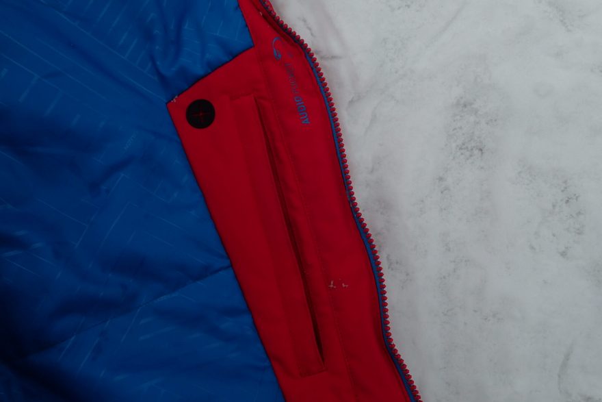 Vnitřní kapsa na levé straně bundy HANNAH Goetz.