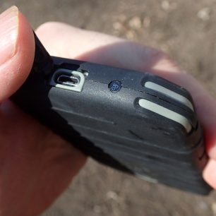 Dobře utěsněná sdířka pro nabíjení má CAT S31 v dolní části těla.