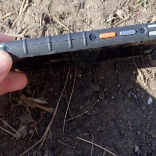 Na levé straně mobilu CAT S31 najdeme tlačítka SOS a vypínání-zapínaní.