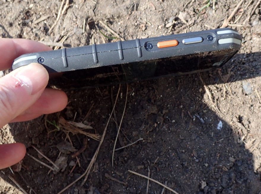 Na levé straně mobilu CAT S31 najdeme tlačítka SOS a vypínání-zapínaní.