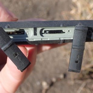 Na pravém boku CAT S31 nejdem vedle dvou sdířek pro pamťové nebo SIM karty také tlačítka regulace hlasitosti.