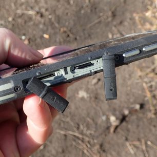 Na pravém boku mobilu CAT S 31 najdeme kvaltně zpravované a pevně držící krytky chránící přístup na dvě  paměťobé karty nebo jednu SIM kartu a paměťoou kartu popřípadě dvě SIMka.