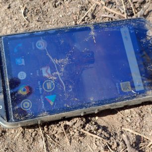 Na přímém slunci je čitelnost displaye CAT S31 průměrná.