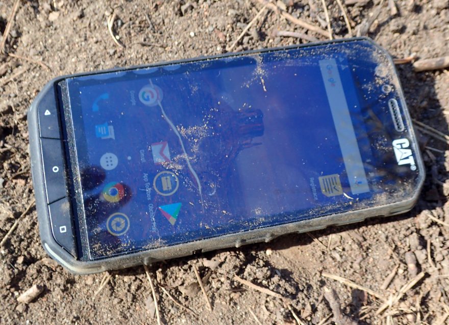 Na přímém slunci je čitelnost displaye CAT S31 průměrná.