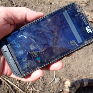 Na přímém slunci toho z obrazovky CAT S31 není moc vidět.