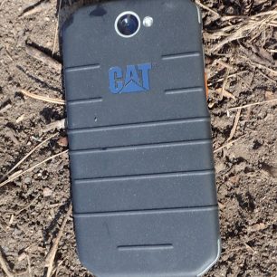 Plastové zvrásnění na zadní část těla mobilního telefonu CAT S 31 ubralo telefonu na image kusu kamene, jakou mají jeho sourozenci.