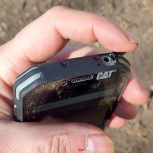 Sdířku pro sluchátka chrání dílensky kvalitně provedená krytka na horní hraně mobilu.