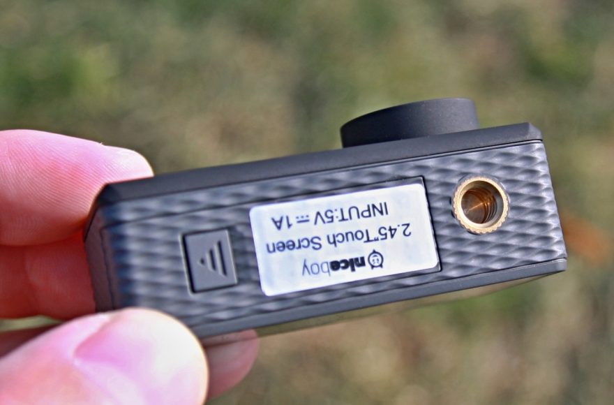 Spodní strana kamery.