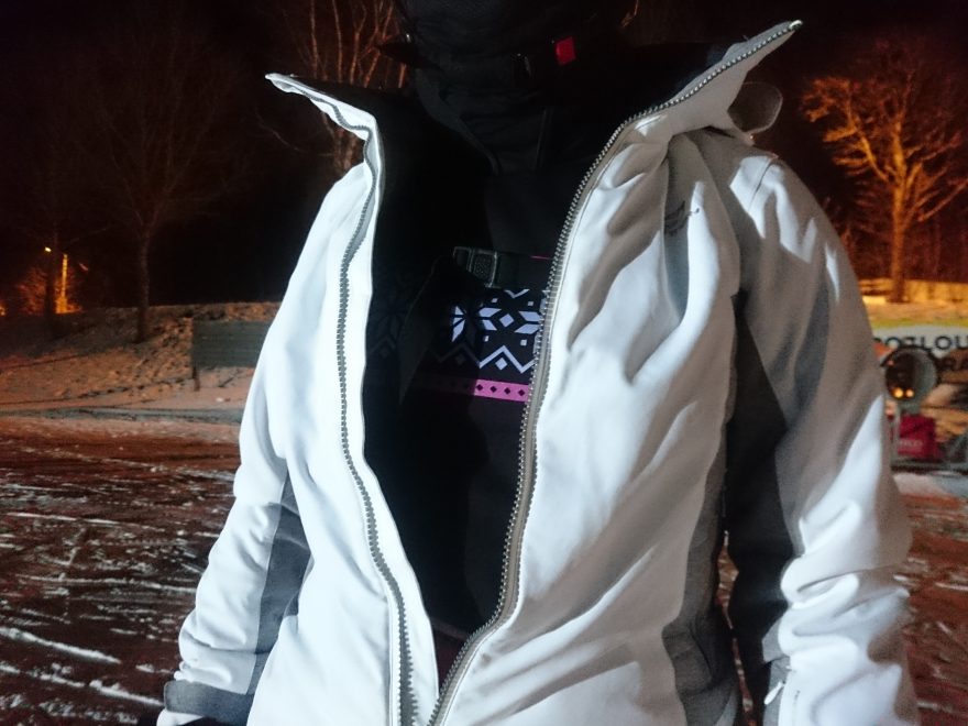 Triko Sensor Thermo jako spodní vrstva pod lyžařskou bundou.