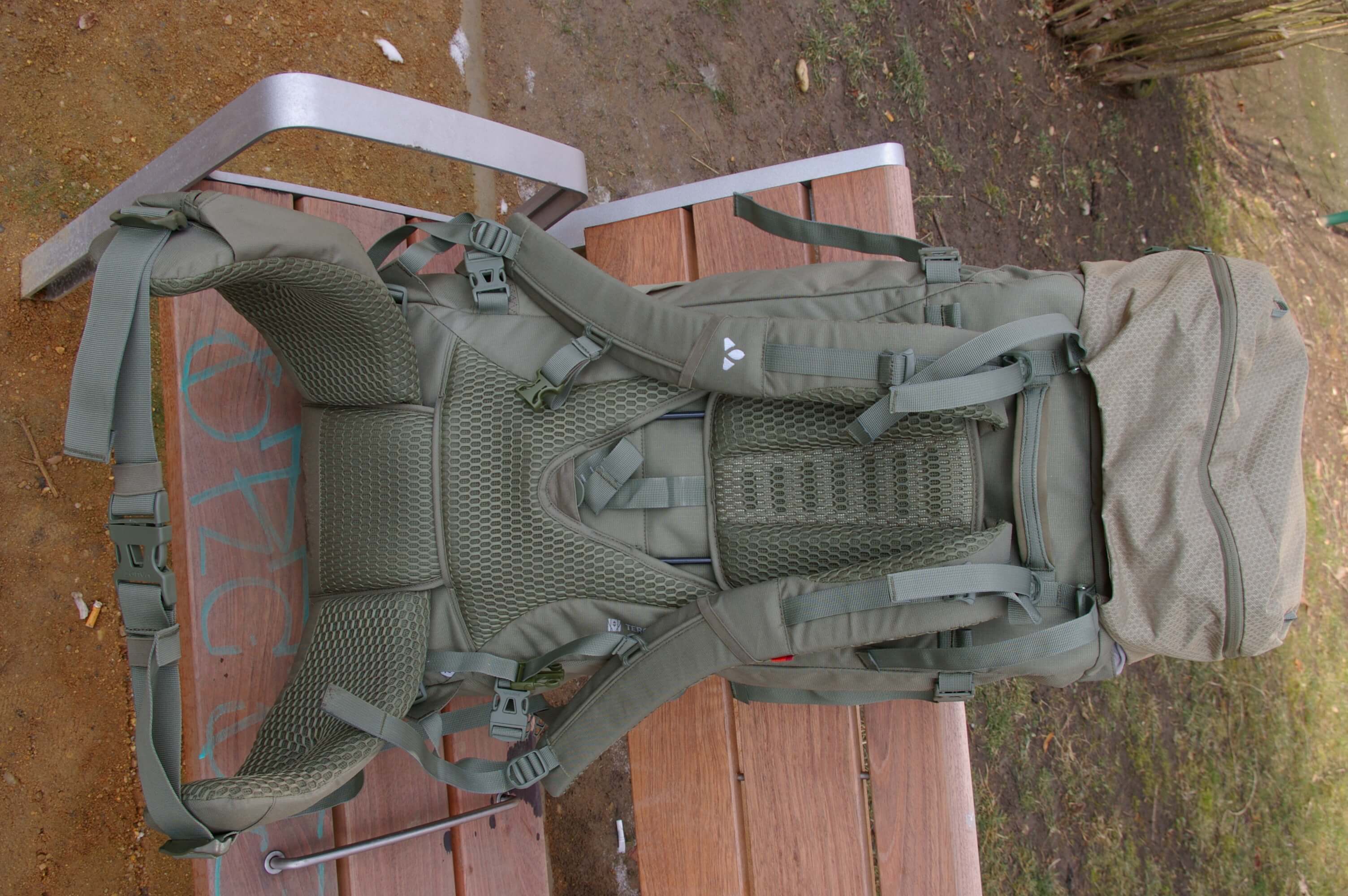 Sepnutý bederák s kapsičkou na pravé straně