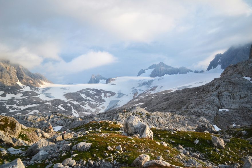 Okružní túra po pohostinných alpských chatách nás provede okolo masivu Dachsteinu.