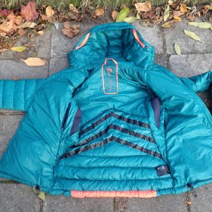 Černé proužky znamenají, že bunda má systém větrání H2Flow.