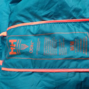 Reflexní etiketa Helly Hansen.