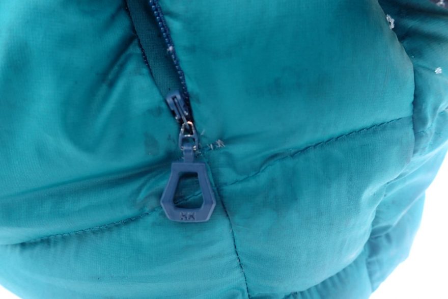 Táhlo extra větracího otvoru na bundě HH ODIN VEOR DOWN JACKET.