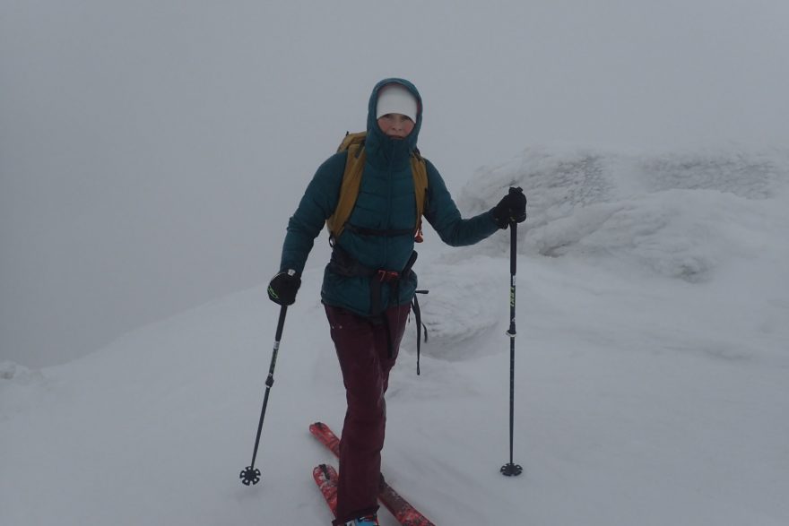 Vysoký límec bundy HH ODIN VEOR DOWN JACKET chrání krk a dá se za něj zastrčit i brada.