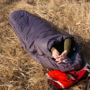 Čepice na spaní je díky kapuci zbytečná, používám ji, abych vlasy nepromastil kapuci.
