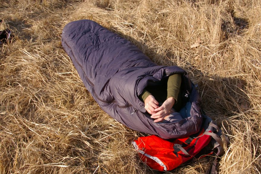 Čepice na spaní je díky kapuci zbytečná, používám ji, abych vlasy nepromastil kapuci.