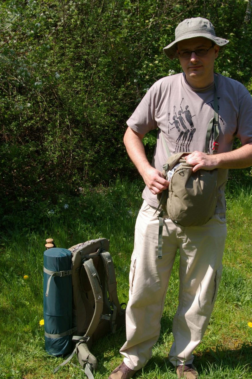 Díky dlouhému zipu je obsah dobře přístupný.