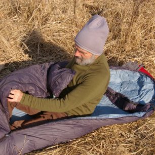 Díky dlouhému zipu je snadné do spacáku se ukládat.