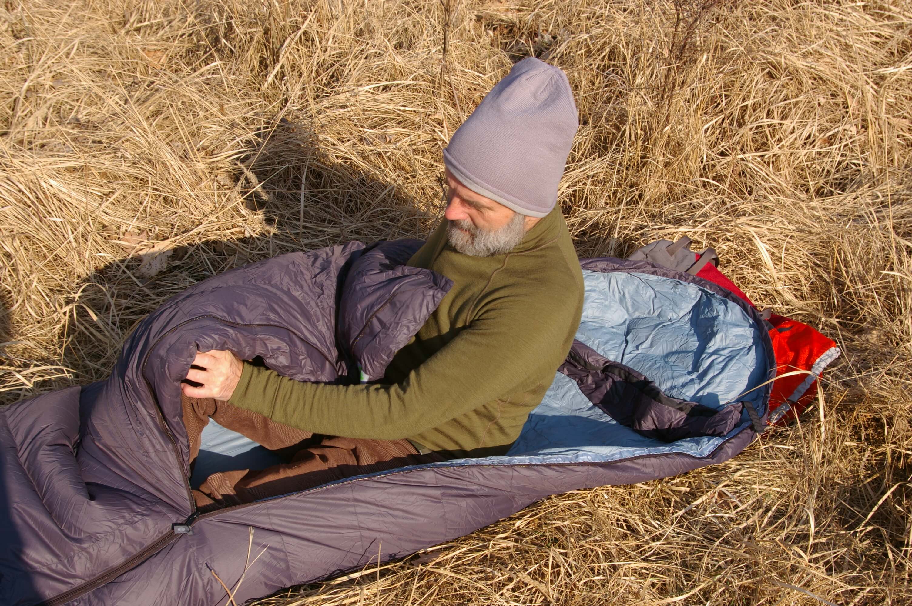 Díky dlouhému zipu je snadné do spacáku se ukládat.