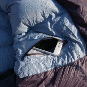 Do vnitřní kapsičky se vejde mobil i třeba baterie do foťáku.