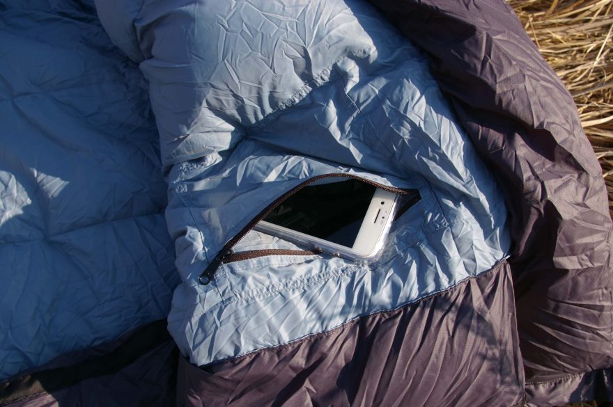 Do vnitřní kapsičky se vejde mobil i třeba baterie do foťáku.