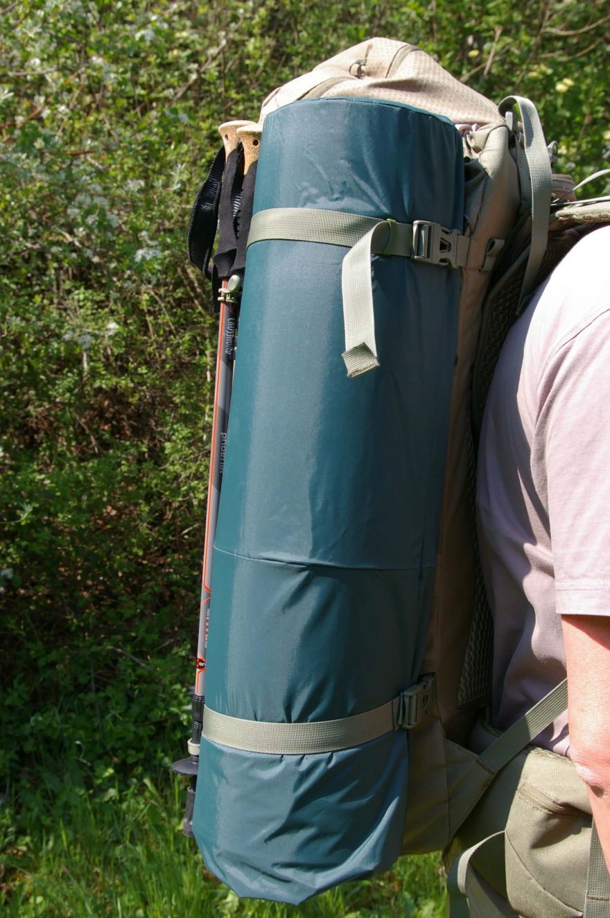 I velkou a objemnou karimatku lze připevnit pomocí kompresních popruhů.