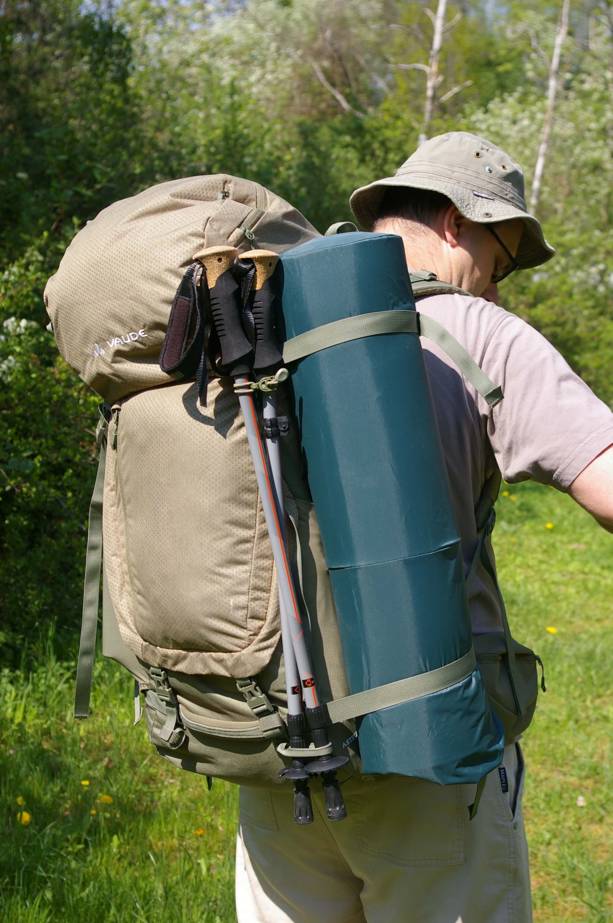 K batohu snadno připevnime velkou karimatku i trekové hole.