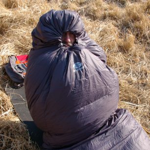 Kapuce ale jde stáhnout mnohem lépe, když to podmínky vyžadují.