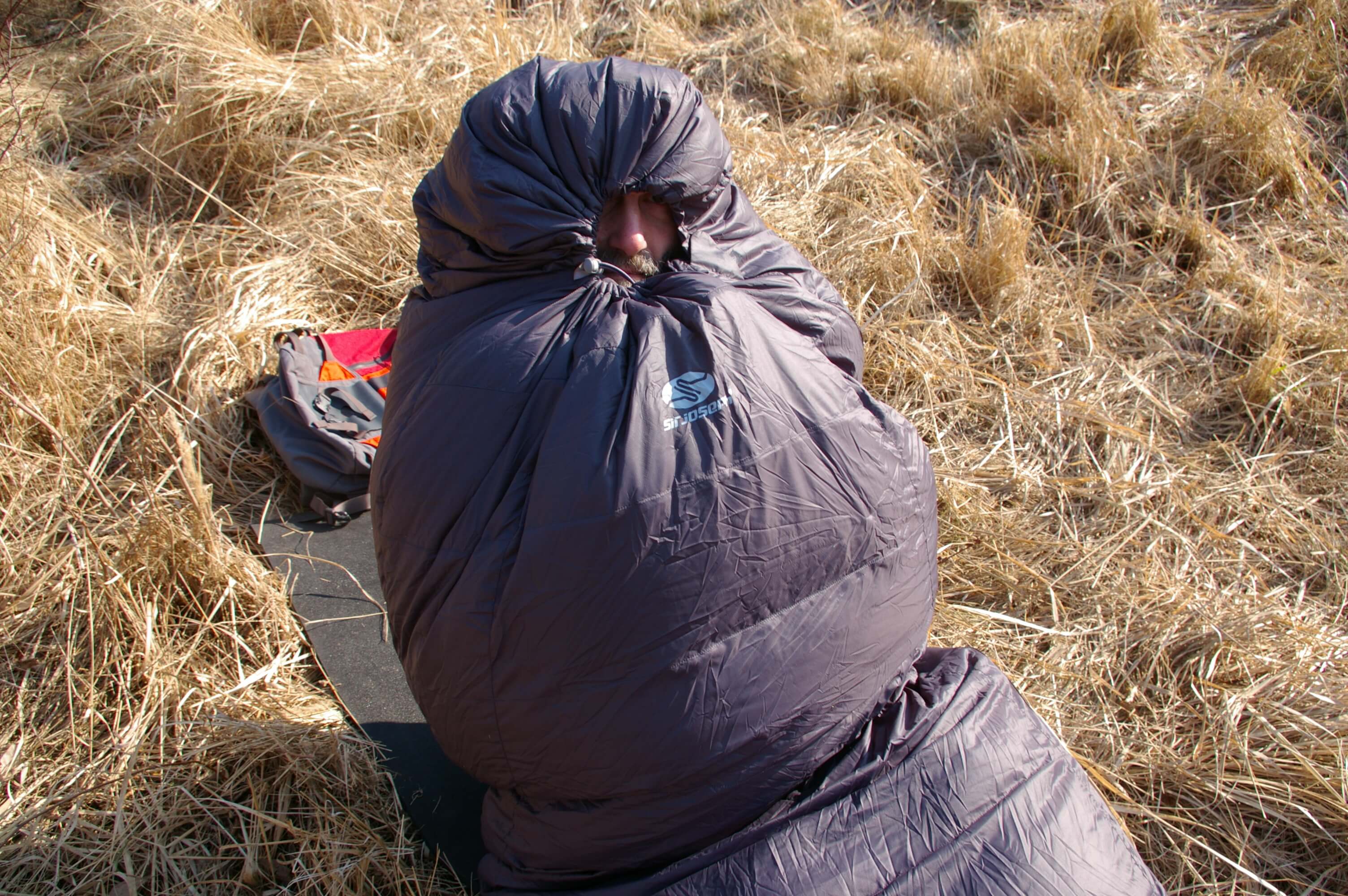 Kapuce ale jde stáhnout mnohem lépe, když to podmínky vyžadují.