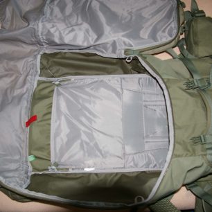 Možná přepážka v batohu slouží i jako vnitřní kapsa na hydrovak.