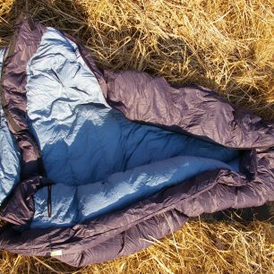 Rozepnutý spacák ukazuje dobře zateplovací límec.