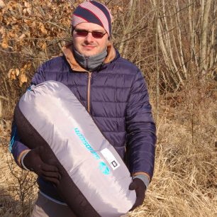 Spacák v transportním, skladovacím obale zabere víc místa, ale skladujte jej alespoň takhle.