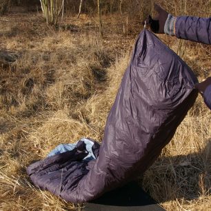 Sušit nebo uskladnit spacák je nejlepší pověsit ho za dvě poutka v nohách.