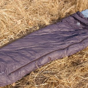 U rozloženého spacáku je vidět, že je dostatečně široký a dlouhý a peří má loft.