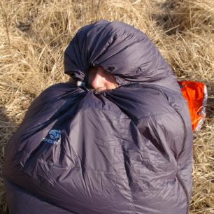 Víc bych kapuci nestahoval, abych si dechem nezvhčíl spacák.